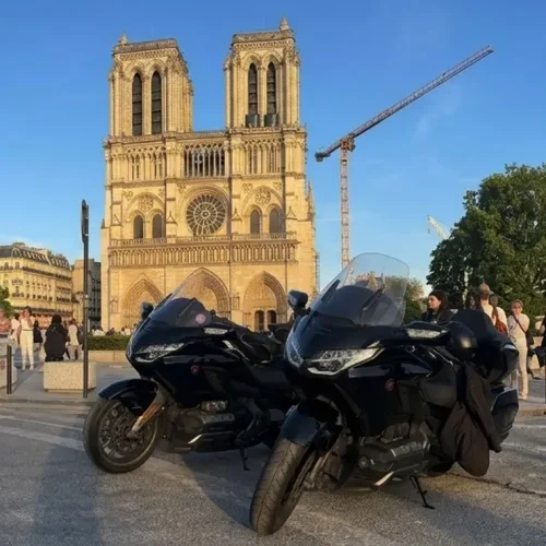 magnific-9ULGD8sS3MQdW1SNOZ9M-Default_an_image_with_the_Eiffel_Tower_as_the_backdrop_set_aga_3 (1) (1)-1920x1080